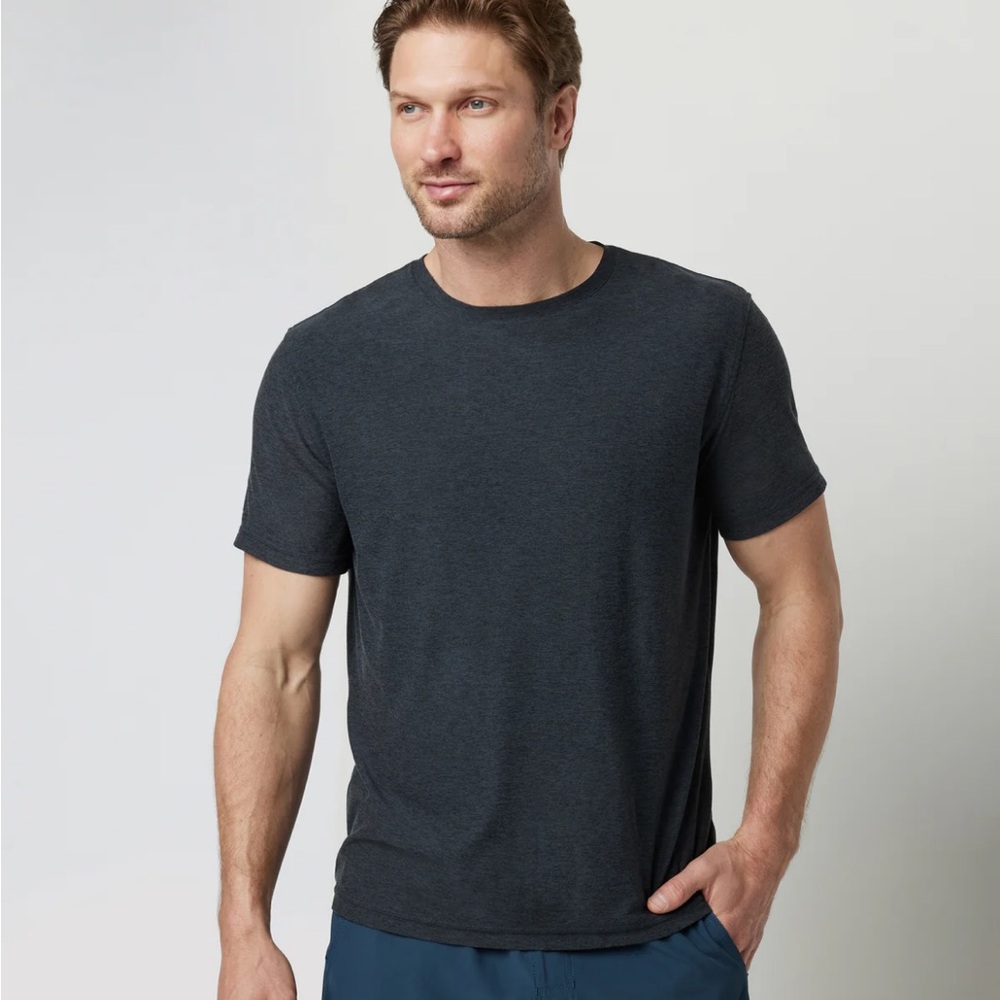 Strato Charcoal short sleeve tee. Size M